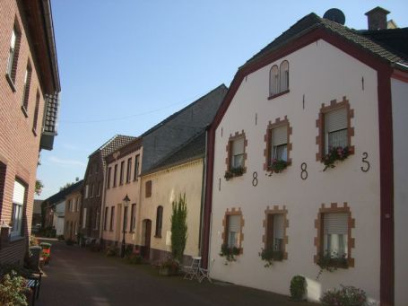 Kleve : Schenkenschanz, Haus von 1883, heute eine Ferienwohnung rechts im Bild